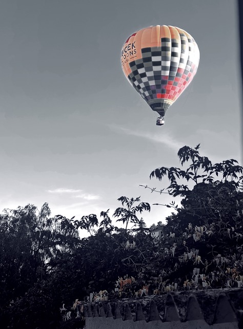 Pink hot air ballooon. Photo © Karethe Linaae